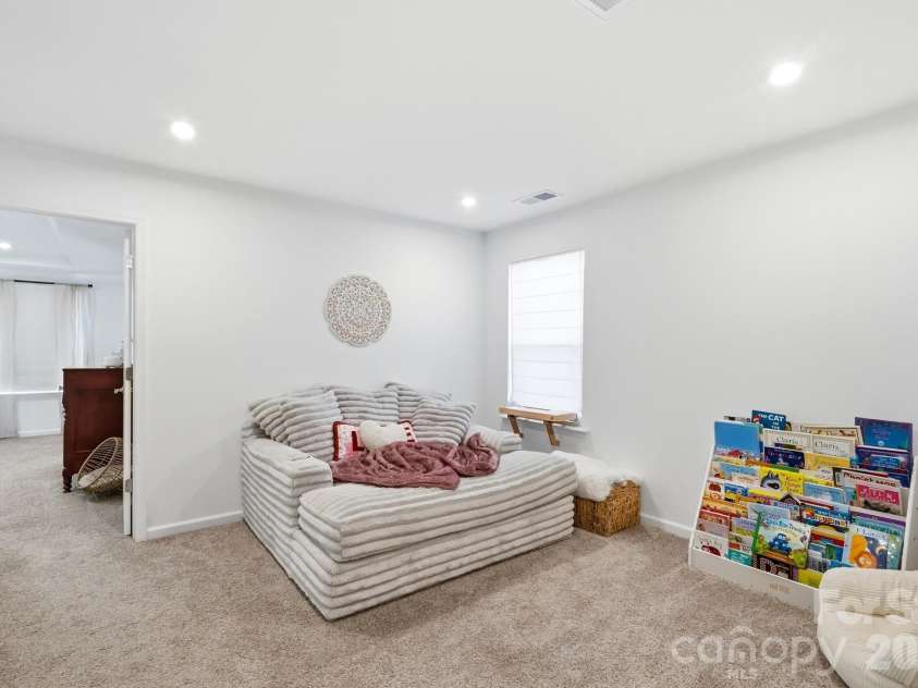 15506 Parkside Crossing Drive, Charlotte, NC 28278.  MLS# CAR4432312, YatesRealty ID 58449. 