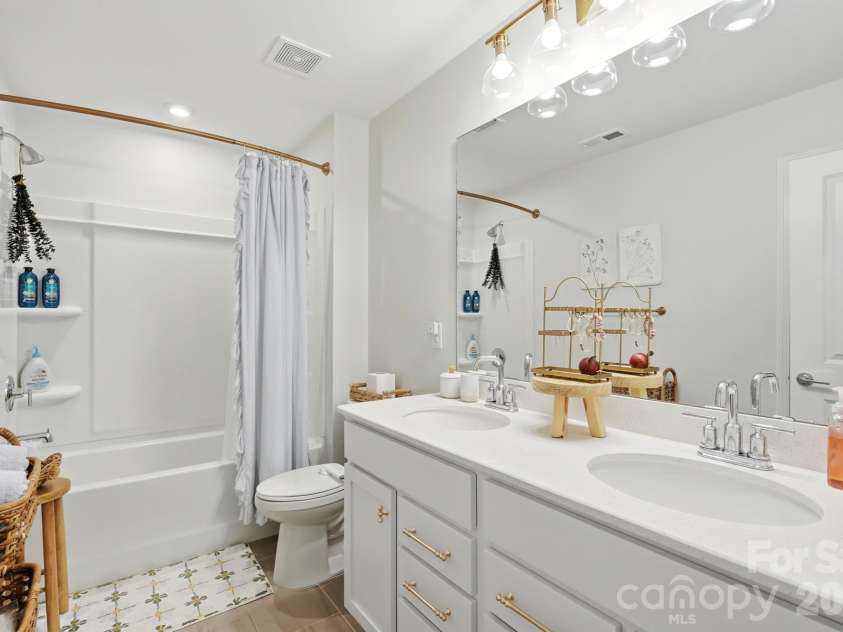 15506 Parkside Crossing Drive, Charlotte, NC 28278.  MLS# CAR4432312, YatesRealty ID 58449. 