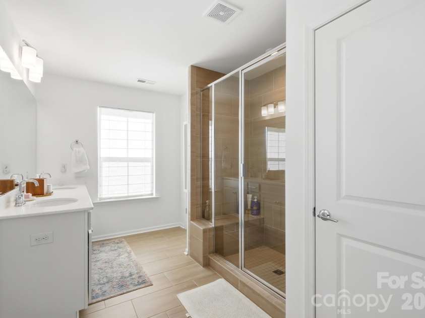15506 Parkside Crossing Drive, Charlotte, NC 28278.  MLS# CAR4432312, YatesRealty ID 58449. 