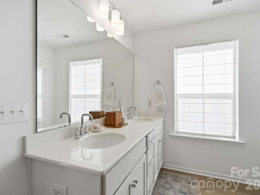 15506 Parkside Crossing Drive, Charlotte, NC 28278.  MLS# CAR4432312, YatesRealty ID 58449. 