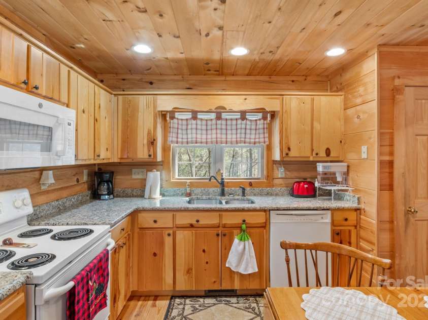 787 Shumont Road, Black Mountain, NC 28711.  MLS# CAR4239152, YatesRealty ID 5845. 