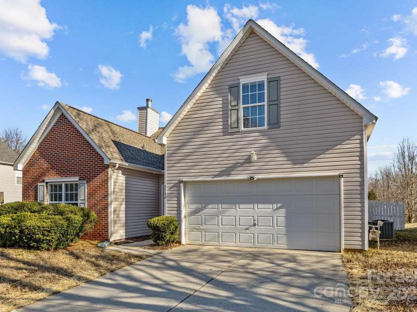 5720 Parkstone Drive, Matthews, NC 28104.  MLS# CAR4224035, YatesRealty ID 5846. 