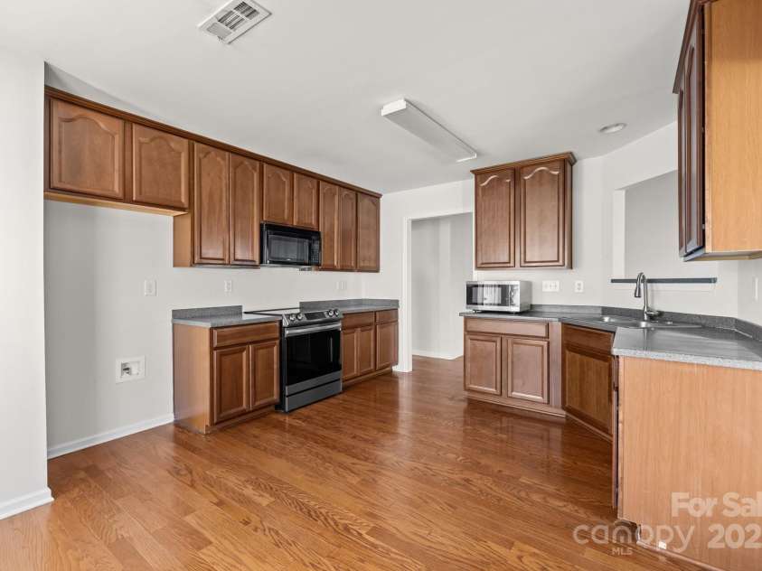 5720 Parkstone Drive, Matthews, NC 28104.  MLS# CAR4224035, YatesRealty ID 5846. 