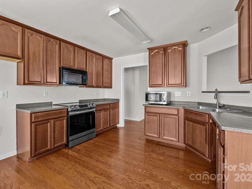 5720 Parkstone Drive, Matthews, NC 28104.  MLS# CAR4224035, YatesRealty ID 5846. 