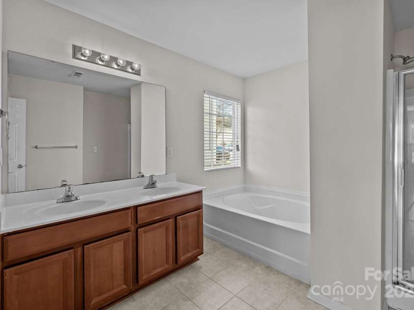 5720 Parkstone Drive, Matthews, NC 28104.  MLS# CAR4224035, YatesRealty ID 5846. 