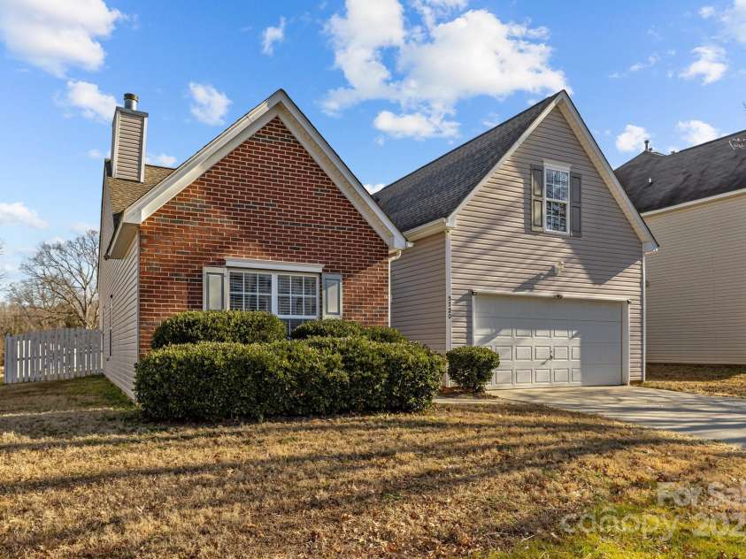 5720 Parkstone Drive, Matthews, NC 28104.  MLS# CAR4224035, YatesRealty ID 5846. 