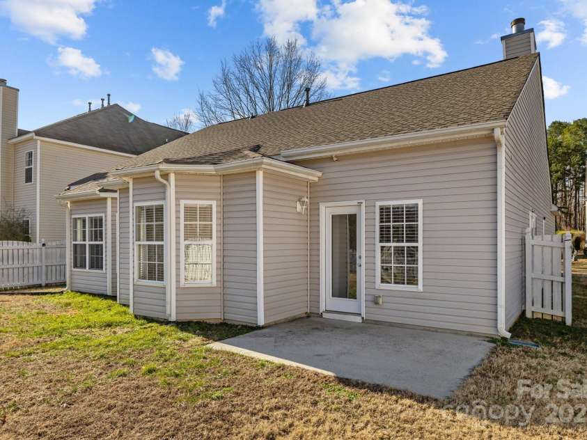 5720 Parkstone Drive, Matthews, NC 28104.  MLS# CAR4224035, YatesRealty ID 5846. 