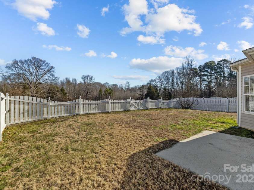 5720 Parkstone Drive, Matthews, NC 28104.  MLS# CAR4224035, YatesRealty ID 5846. 