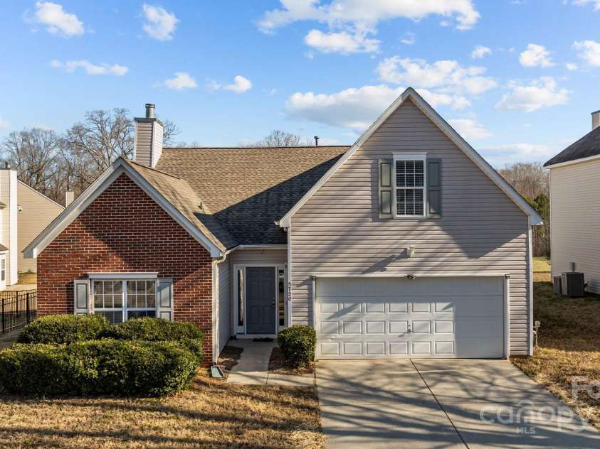 5720 Parkstone Drive, Matthews, NC 28104.  MLS# CAR4224035, YatesRealty ID 5846. 
