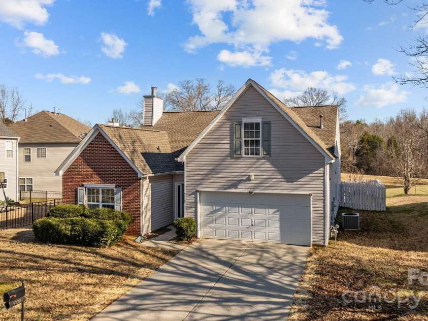 5720 Parkstone Drive, Matthews, NC 28104.  MLS# CAR4224035, YatesRealty ID 5846. 