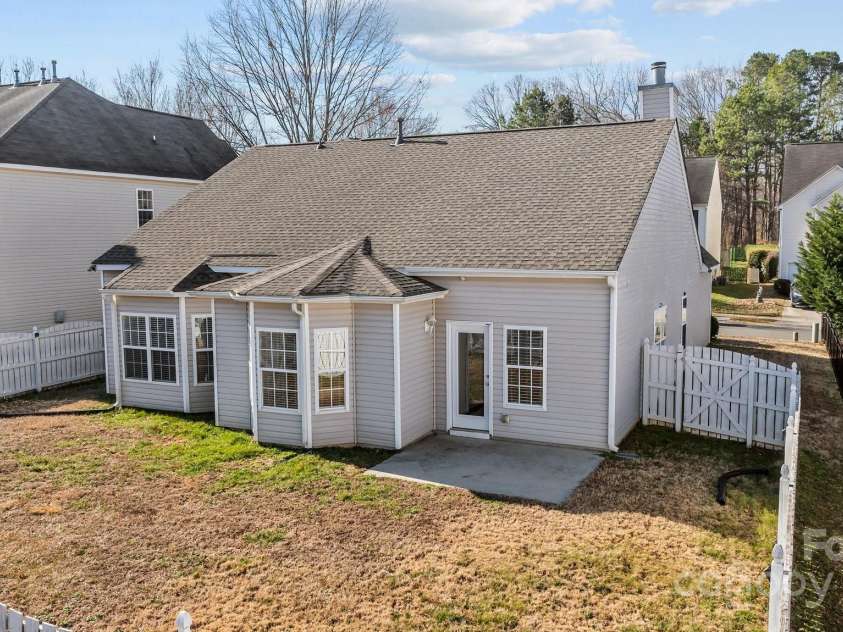 5720 Parkstone Drive, Matthews, NC 28104.  MLS# CAR4224035, YatesRealty ID 5846. 
