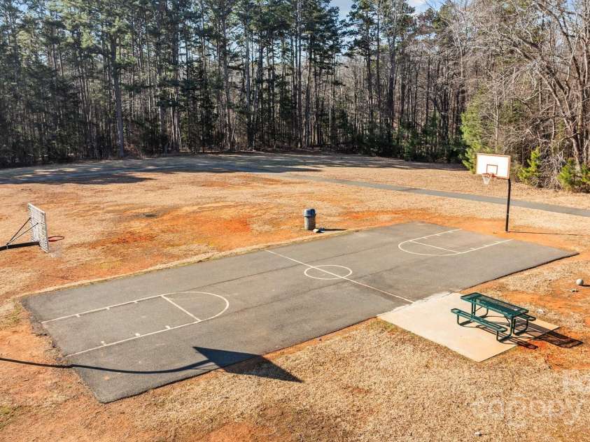 5720 Parkstone Drive, Matthews, NC 28104.  MLS# CAR4224035, YatesRealty ID 5846. 