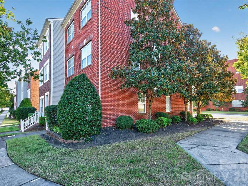 2053 Cambridge Beltway Drive, Charlotte, NC 28273.  MLS# CAR4437643, YatesRealty ID 58463. 