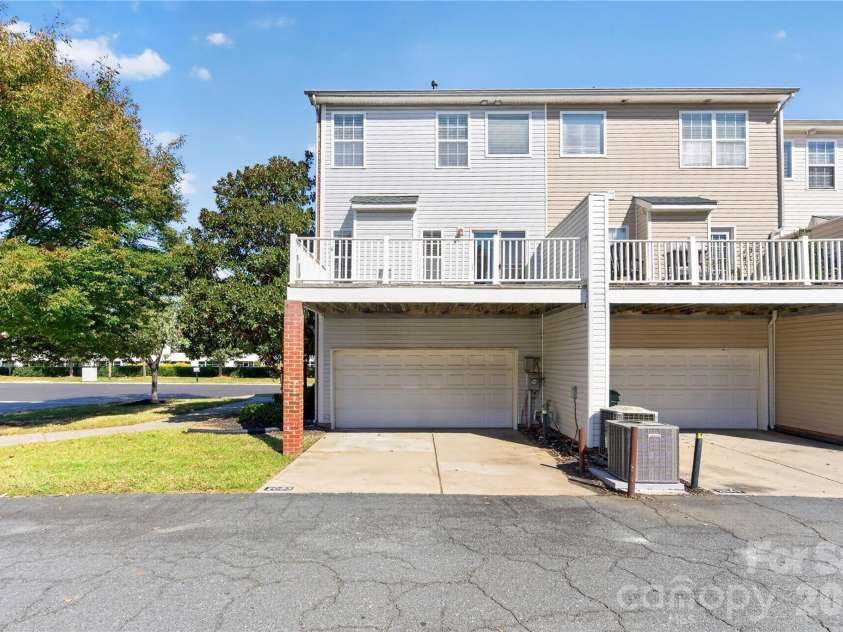 2053 Cambridge Beltway Drive, Charlotte, NC 28273.  MLS# CAR4437643, YatesRealty ID 58463. 