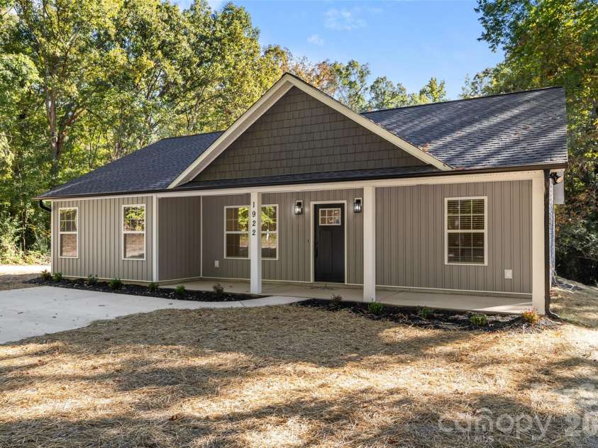 1922 Fender Lane, Lancaster, SC 29720.  MLS# CAR4436181, YatesRealty ID 58465. 