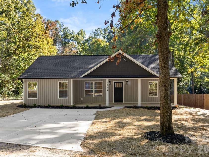 1922 Fender Lane, Lancaster, SC 29720.  MLS# CAR4436181, YatesRealty ID 58465. 