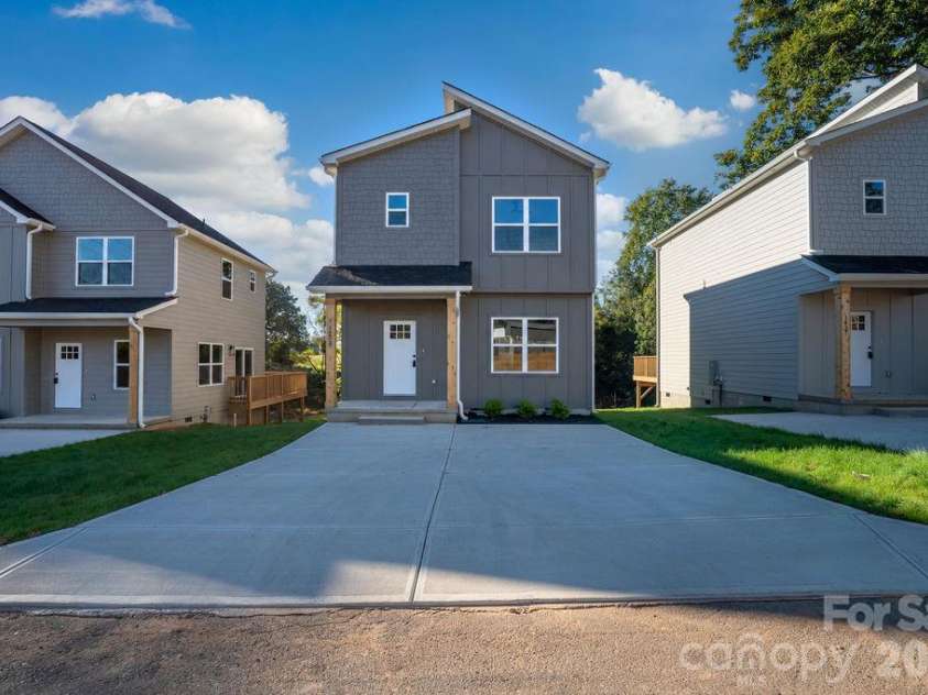 1433 10th Avenue, Hickory, NC 28602.  MLS# CAR4437663, YatesRealty ID 58469. 