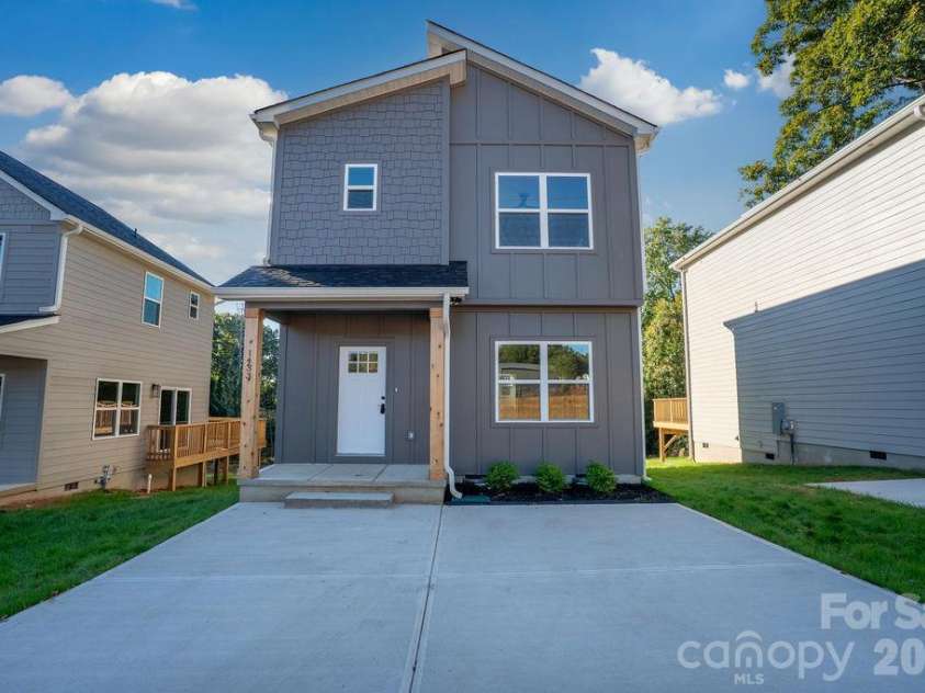 1433 10th Avenue, Hickory, NC 28602.  MLS# CAR4437663, YatesRealty ID 58469. 