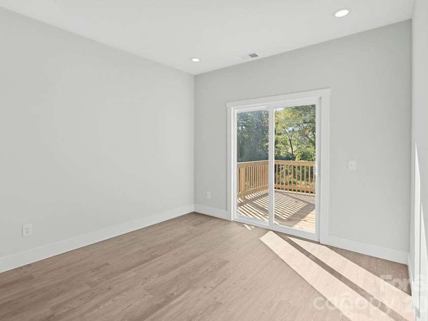 1433 10th Avenue, Hickory, NC 28602.  MLS# CAR4437663, YatesRealty ID 58469. 