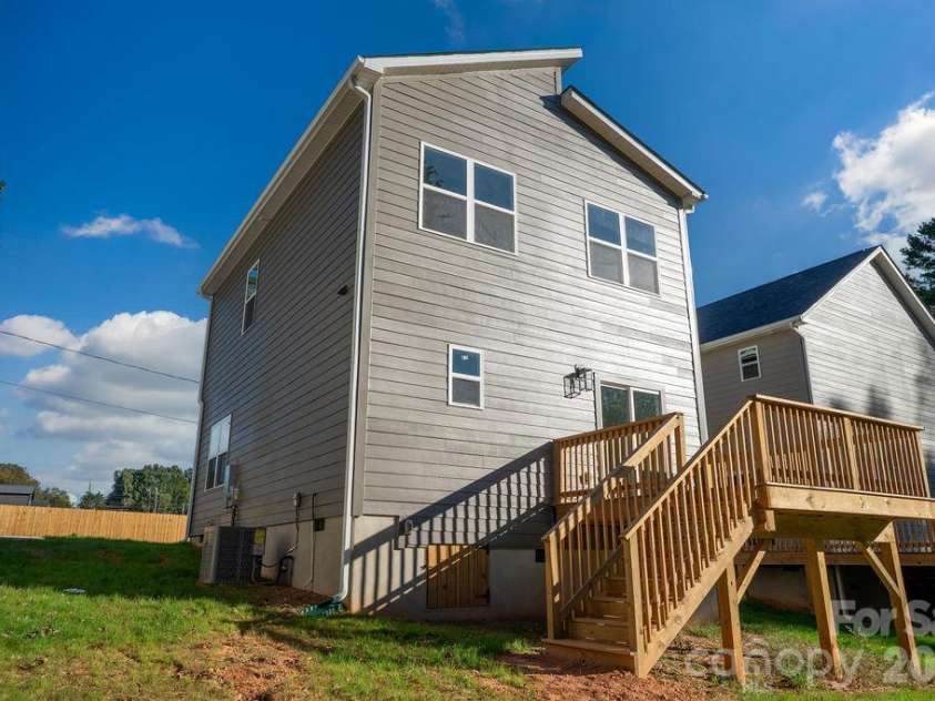 1433 10th Avenue, Hickory, NC 28602.  MLS# CAR4437663, YatesRealty ID 58469. 