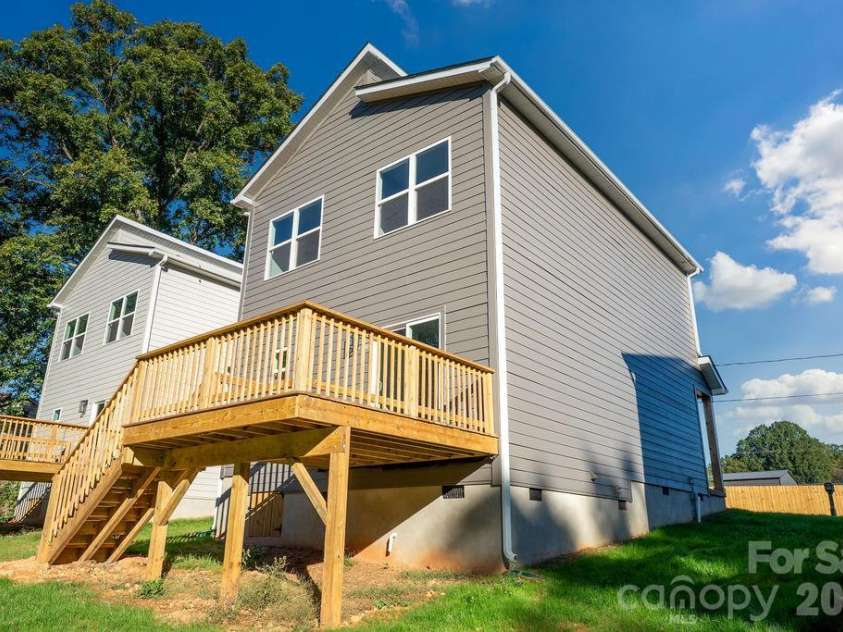 1433 10th Avenue, Hickory, NC 28602.  MLS# CAR4437663, YatesRealty ID 58469. 