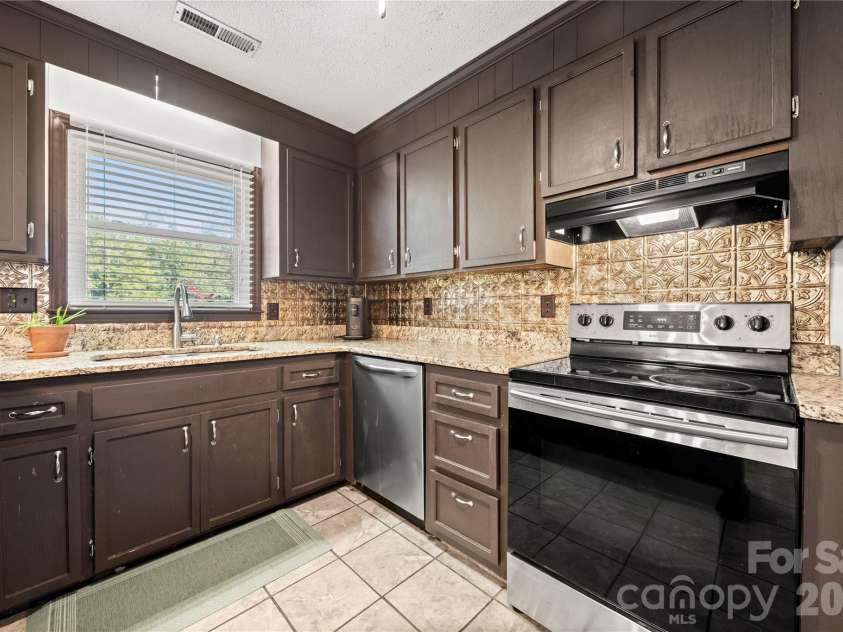 1875 Davis Circle, Clover, SC 29710.  MLS# CAR4430954, YatesRealty ID 58473. 