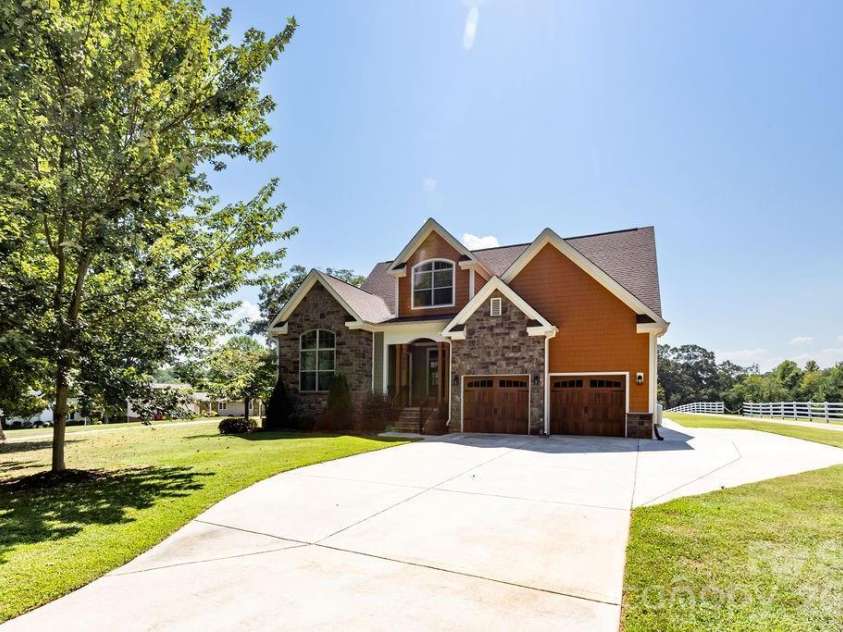 7996 Malibu Pointe Lane, Denver, NC 28037.  MLS# CAR4426331, YatesRealty ID 58475. 