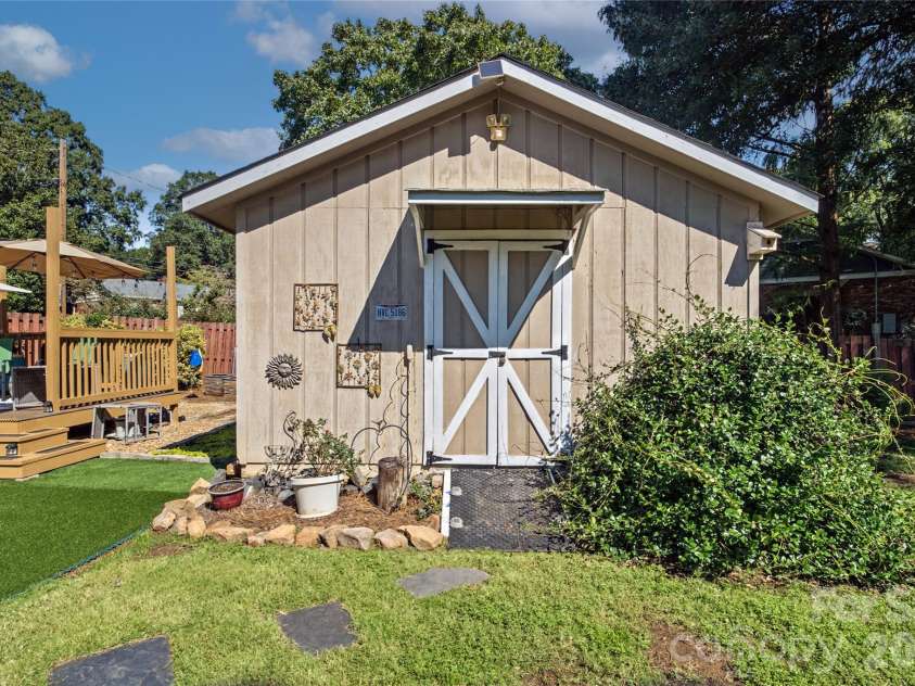 6101 Rose Valley Drive, Charlotte, NC 28210.  MLS# CAR4435631, YatesRealty ID 58476. 