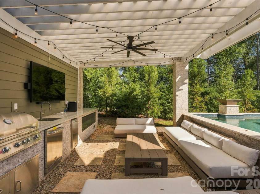 8916 Blakeney Drive, Charlotte, NC 28277.  MLS# CAR4435647, YatesRealty ID 58477. 