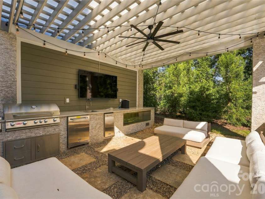 8916 Blakeney Drive, Charlotte, NC 28277.  MLS# CAR4435647, YatesRealty ID 58477. 