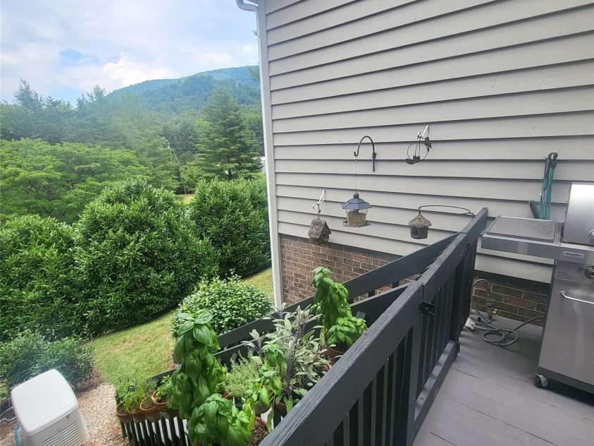 35 Cedarcliff Circle, Asheville, NC 28803.  MLS# CAR4350702, YatesRealty ID 5848. 