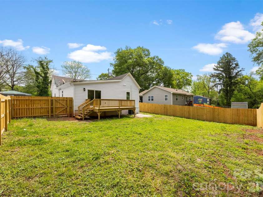 2942 Reid Avenue, Charlotte, NC 28208.  MLS# CAR4437077, YatesRealty ID 58487. Large fenced in yard