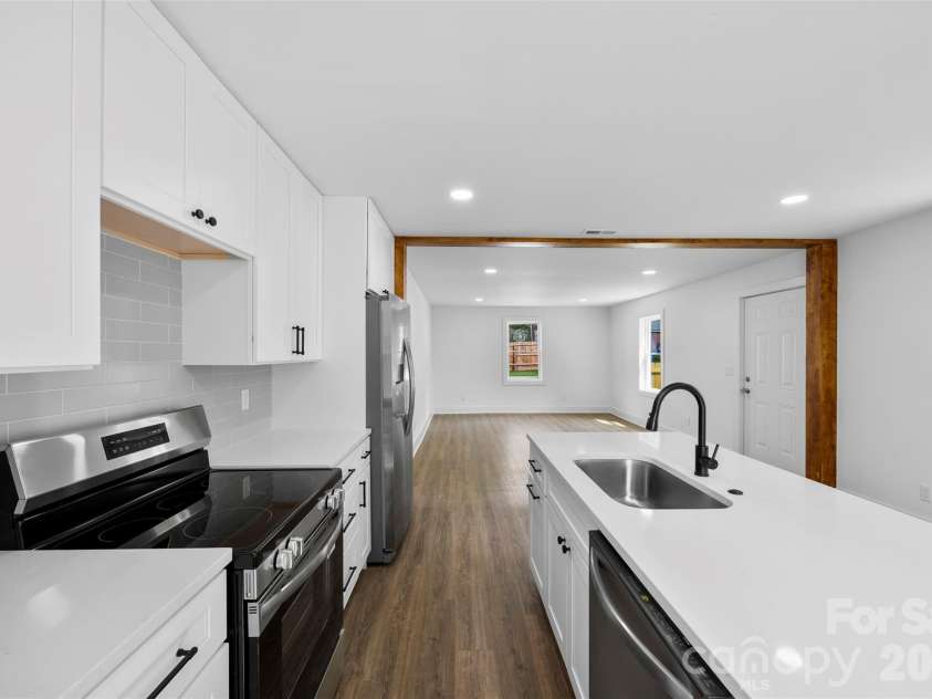 2942 Reid Avenue, Charlotte, NC 28208.  MLS# CAR4437077, YatesRealty ID 58487. Open concept living spaces