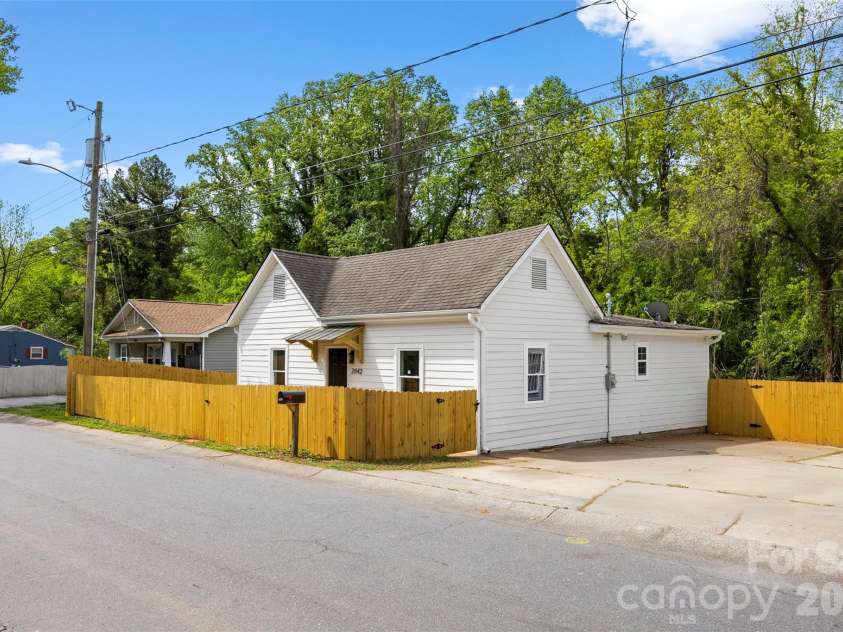 2942 Reid Avenue, Charlotte, NC 28208.  MLS# CAR4437077, YatesRealty ID 58487. Welcome home!