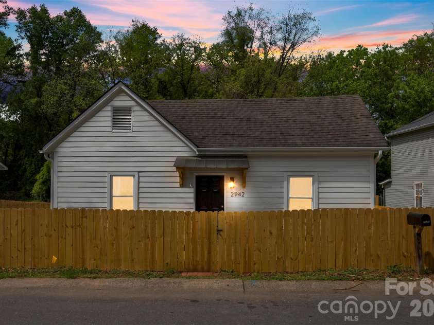 2942 Reid Avenue, Charlotte, NC 28208.  MLS# CAR4437077, YatesRealty ID 58487. Welcome home!