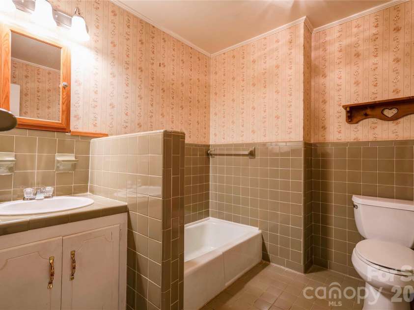 431 Main Street, Shelby, NC 28152.  MLS# CAR4359765, YatesRealty ID 5849. 