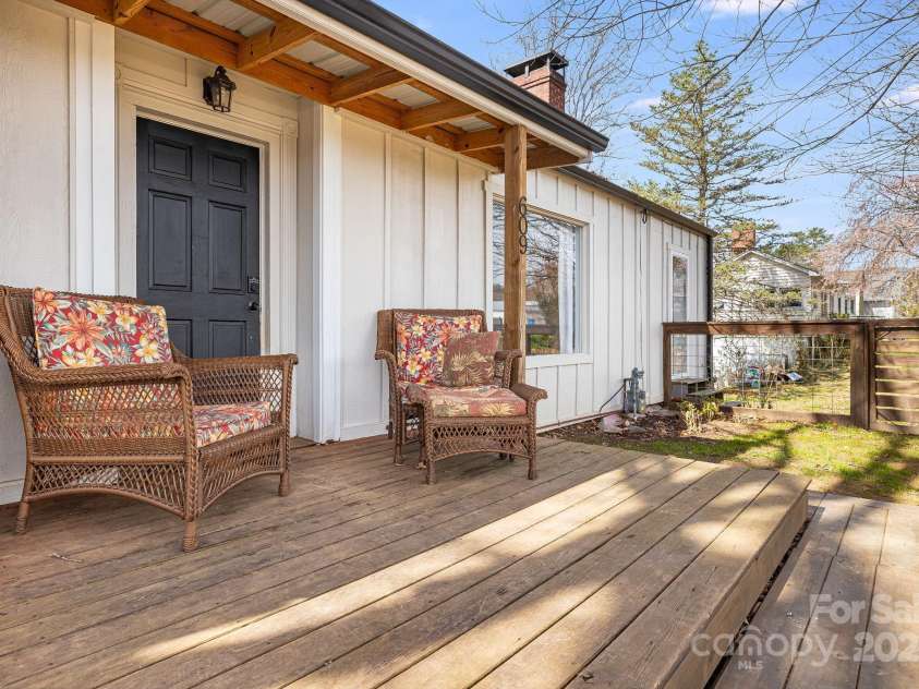 609 Bailey Street, Mars Hill, NC 28754.  MLS# CAR4247387, YatesRealty ID 5849. 