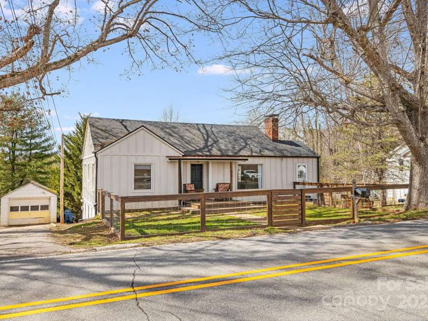 609 Bailey Street, Mars Hill, NC 28754.  MLS# CAR4247387, YatesRealty ID 5849. 