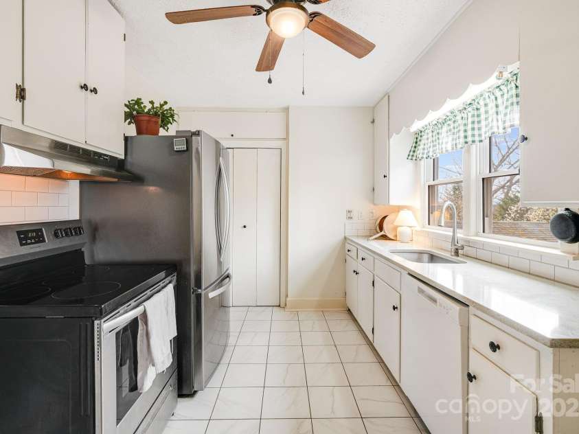 609 Bailey Street, Mars Hill, NC 28754.  MLS# CAR4247387, YatesRealty ID 5849. 