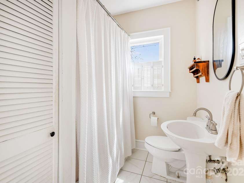 609 Bailey Street, Mars Hill, NC 28754.  MLS# CAR4247387, YatesRealty ID 5849. 