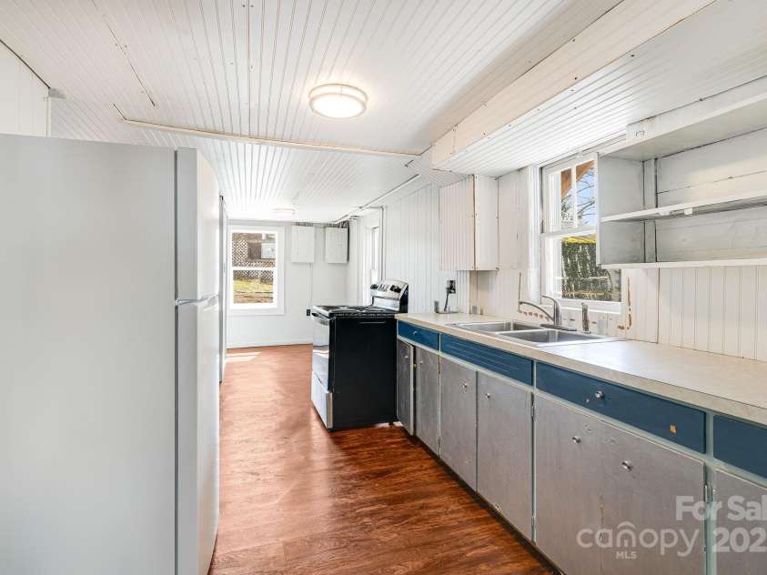 609 Bailey Street, Mars Hill, NC 28754.  MLS# CAR4247387, YatesRealty ID 5849. 