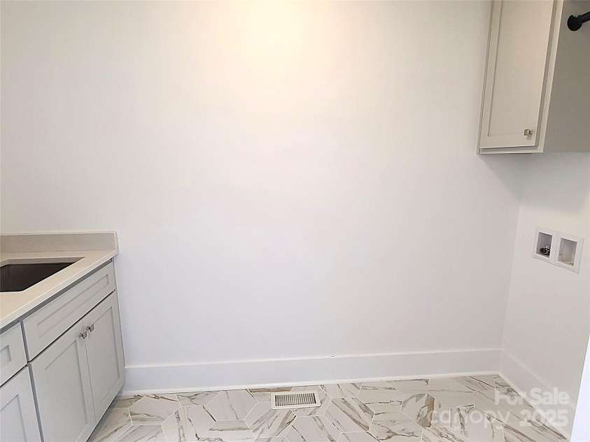 405 19th Avenue Circle, Hickory, NC 28601.  MLS# CAR4201802, YatesRealty ID 585. Main-level laundry