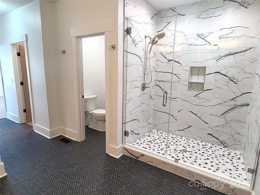 405 19th Avenue Circle, Hickory, NC 28601.  MLS# CAR4201802, YatesRealty ID 585. Primary bath