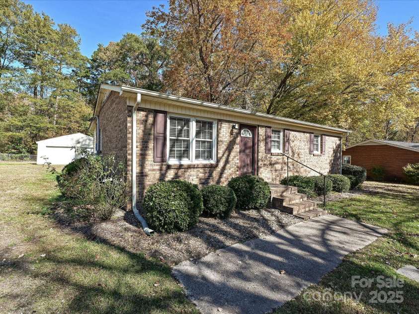 117 Sunset Lane, Bessemer City, NC 28016.  MLS# CAR4322371, YatesRealty ID 5850. COME AND SEE.