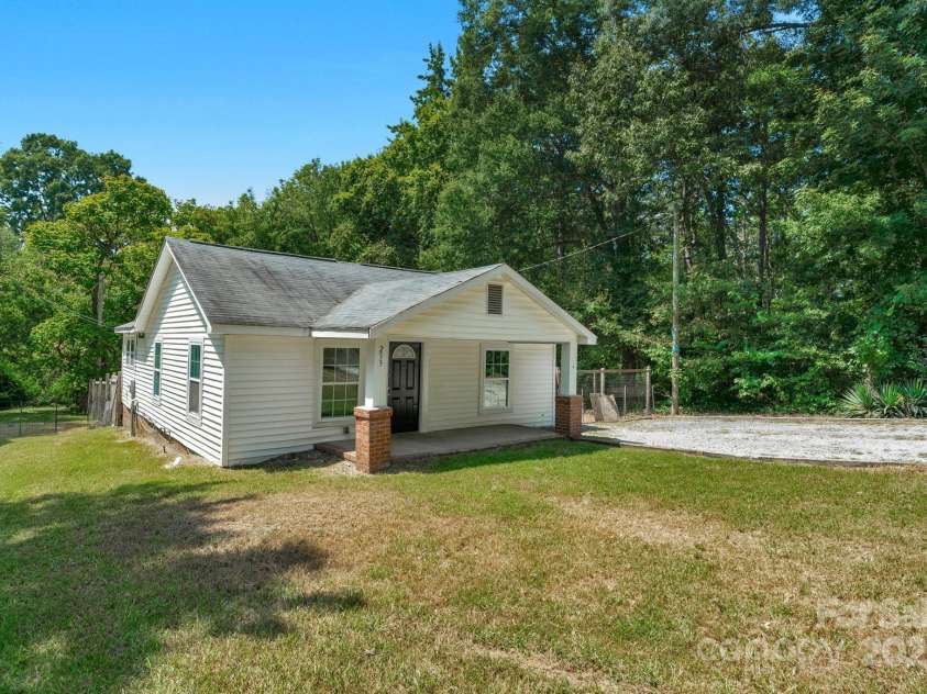 233 Proctor Street, Gastonia, NC 28052.  MLS# CAR4222468, YatesRealty ID 5850. 233 Proctor