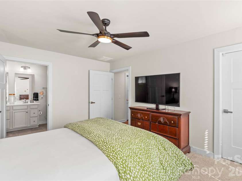 4208 Jones Creek Lane, Charlotte, NC 28215.  MLS# CAR4433644, YatesRealty ID 58501. 
