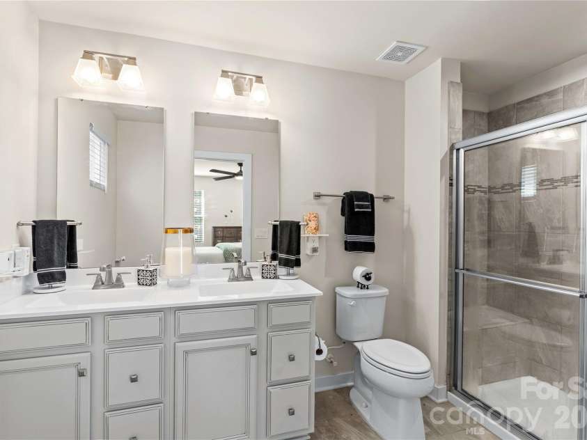 4208 Jones Creek Lane, Charlotte, NC 28215.  MLS# CAR4433644, YatesRealty ID 58501. 