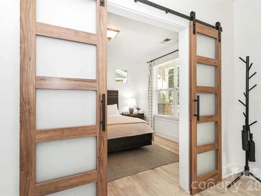 2420 Double Oaks Road, Charlotte, NC 28206.  MLS# CAR4434782, YatesRealty ID 58509. 