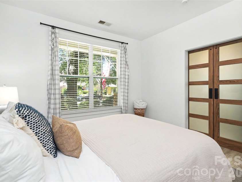 2420 Double Oaks Road, Charlotte, NC 28206.  MLS# CAR4434782, YatesRealty ID 58509. 