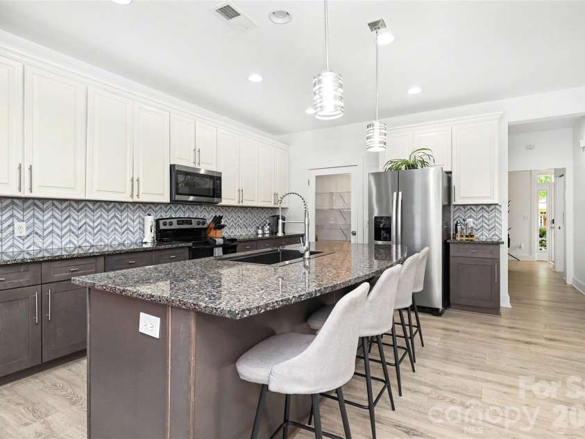 2420 Double Oaks Road, Charlotte, NC 28206.  MLS# CAR4434782, YatesRealty ID 58509. 